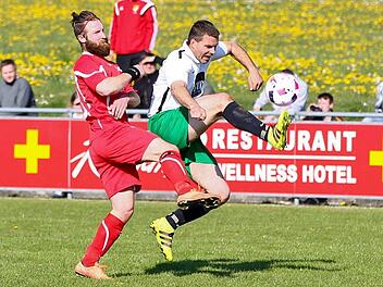 Der TSV Neukenroth mit Spielertrainer Christian Grünbeck (rechts) trifft in der Relegation am Freitag auf den VfR Johannisthal. Foto: Heinrich Weiß
