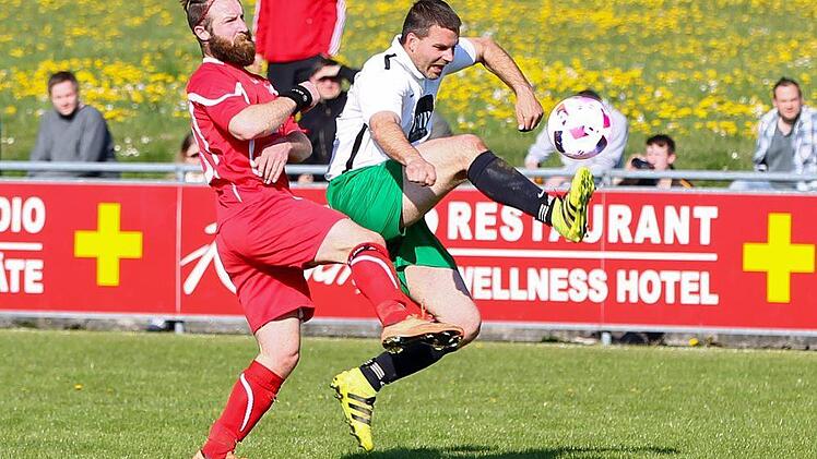 Der TSV Neukenroth mit Spielertrainer Christian Grünbeck (rechts) trifft in der Relegation am Freitag auf den VfR Johannisthal. Foto: Heinrich Weiß