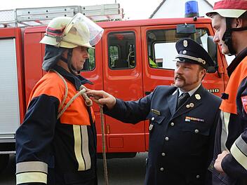 Kreisbrandmeister Klaus Kippes gibt noch Tipps, was im Ernstfall zu beachten ist.  Foto: Elisabeth Assmann