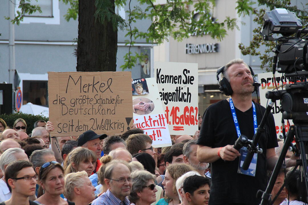 Jubel und Pfiffe für Angela Merkel in Erlangen
