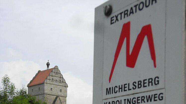 Das "M"-Logo am Oberen Tor in Münnerstadt. Foto: Joachim Rübel