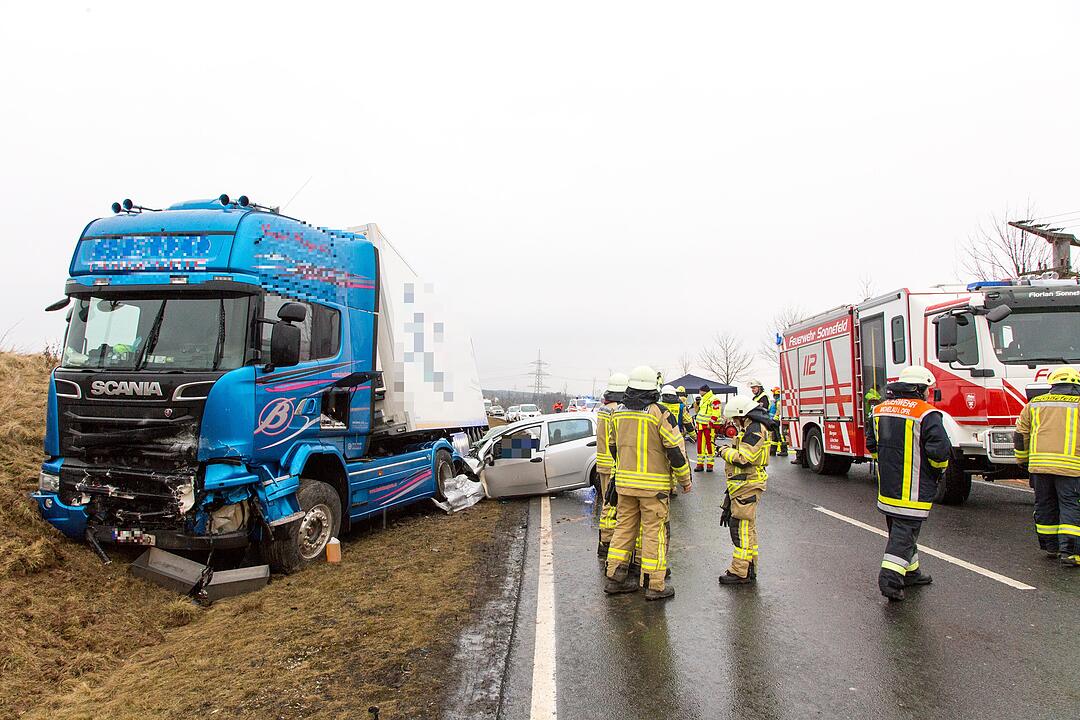 Tödlicher Unfall auf B303: Auto kracht in Lkw und wird mitgerissen