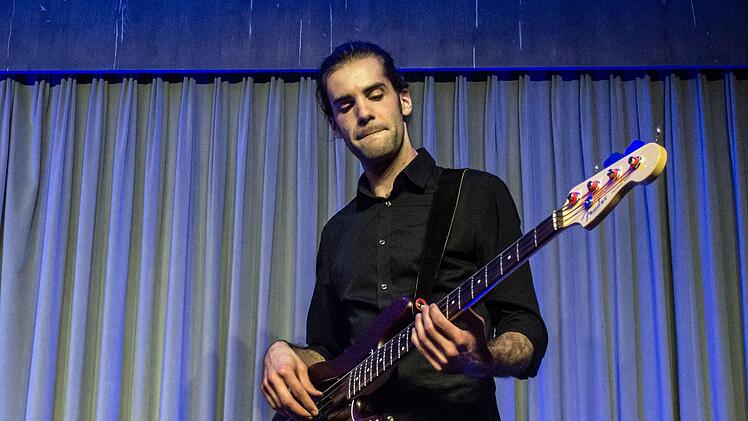 Ein Wiederhören mit der Singer-Songwriterin Ann Vriend gab es in Coburg. Am E-Bass begleitete Reid Thiel die Sängerin und Pianistin.Foto: Jochen Berger