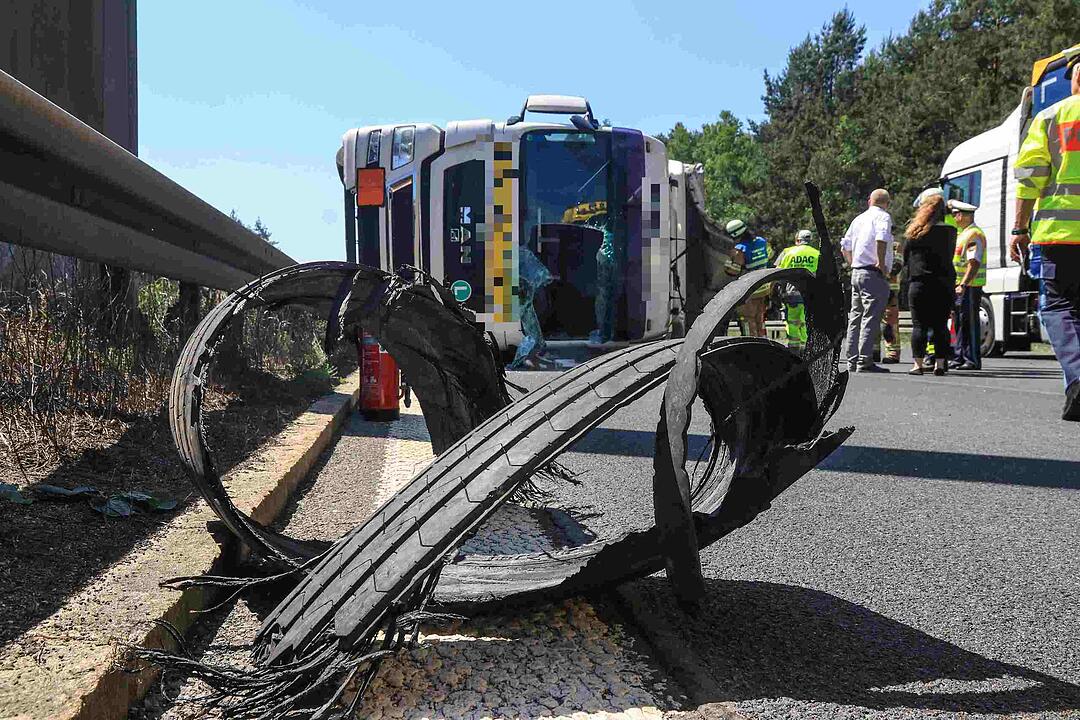 Reifen platzt: Lkw durchbricht auf A73 bei Bamberg Mittelleitplanke