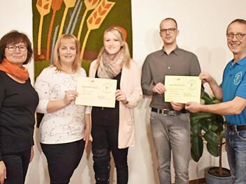 Bürgermeisterin Gisela Schulze-Bauer, Eva Schlebe, Lisa Meier, Benjamin Schmidt und Chorleiter Georg Deinhardt (v. l.) bei der Spendenübergabe für die Kirche in Israel und die Kita in Hiltpoltstein Foto: Petra Malbrich