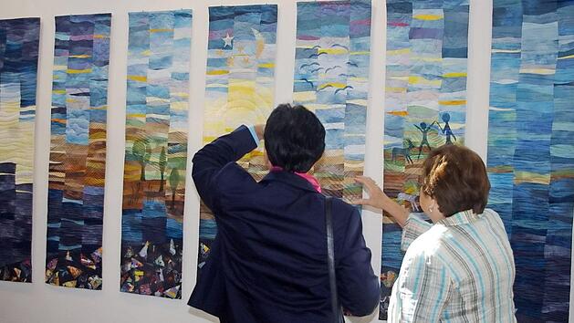 "Vielfalt und Einheit" hei&szlig;t die Ausstellung, die am Samstag in der Synagoge er&ouml;ffnet wird. Bei der letzten Ausstellung der Patchwork- und Quiltgruppe "Am Anfang war der Stoff" im vergangenen Jahr wurde unter anderem ein siebenteiliger "Sch&ouml;pfungsquilt" als Gemeinschaftswerk gezeigt. Foto: Heike Sch&uuml;lein