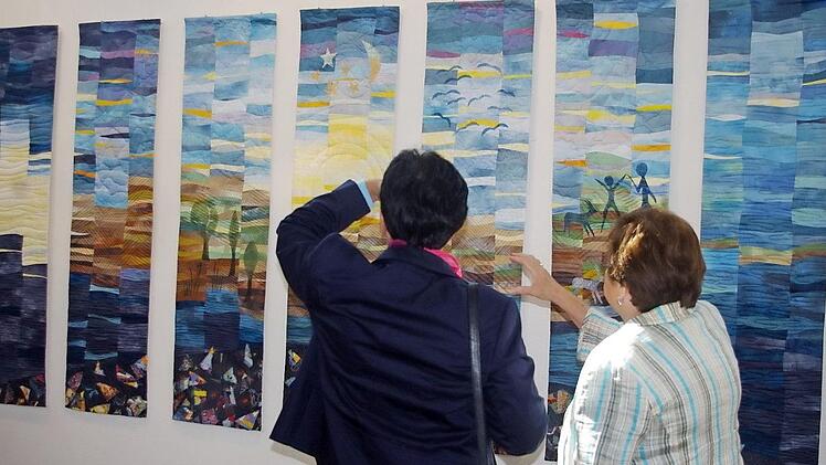 "Vielfalt und Einheit" heißt die Ausstellung, die am Samstag in der Synagoge eröffnet wird. Bei der letzten Ausstellung der Patchwork- und Quiltgruppe "Am Anfang war der Stoff" im vergangenen Jahr wurde unter anderem ein siebenteiliger "Schöpfungsquilt" als Gemeinschaftswerk gezeigt. Foto: Heike Schülein
