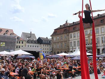 Die 15 Jahre alte Anna macht über dem staunenden Publikum einen Spagat. Nur das Vertikaltuch sichert sie vor dem Fall.  Fotos: Antonia Wild