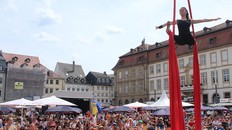Die 15 Jahre alte Anna macht über dem staunenden Publikum einen Spagat. Nur das Vertikaltuch sichert sie vor dem Fall.  Fotos: Antonia Wild