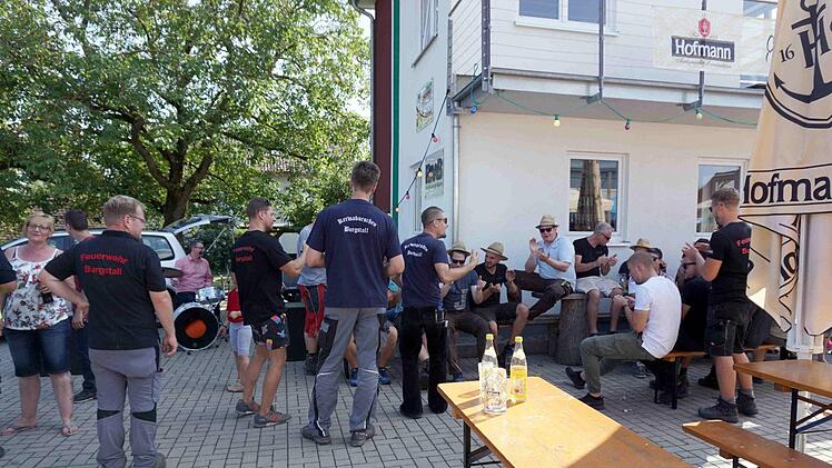 Die Ortsburschen mach sich bei Musik warm fürs Aufstellen ihres Baumes,Richard Sänger
