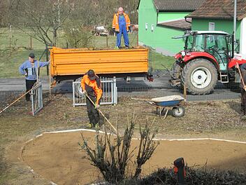 Der "Platz der Generationen" soll wieder ein Auraer Schmuckstück werden. Der Obst- und Gartenbauverein säuberte das Grundstück und richtete es für eine Bepflanzung her, die im nächsten Monat folgen soll.