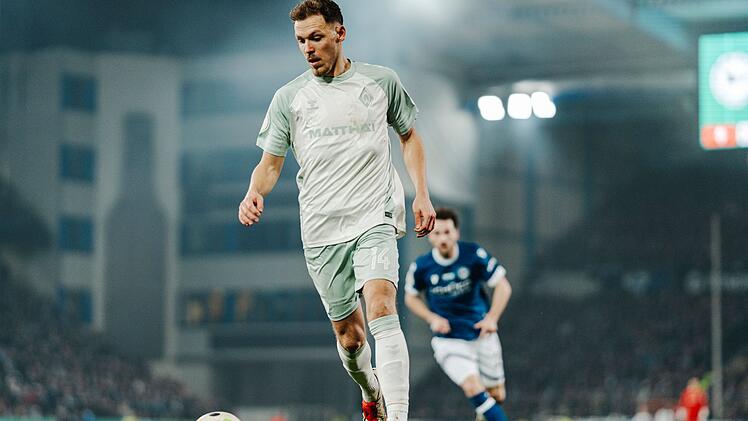 Favoritenrolle klar verteilt? Im Februar 2025 verlor Werder Bremen überraschend das Viertelfinale im DFB-Pokal gegen Arminia Bielefeld, jetzt kommt es zu einem erneuten Aufeinandertreffen der beiden Teams. Im Bild: Werder-Kicker Senne Lynen.