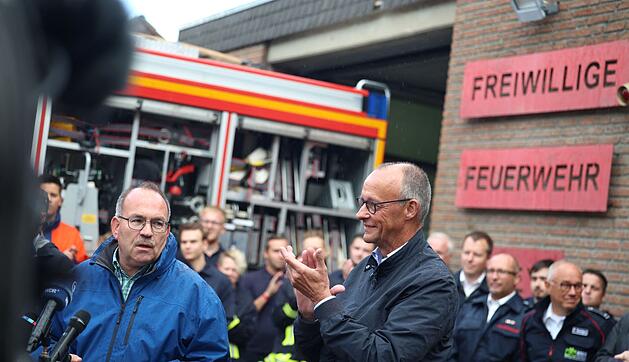 Bundeskanzler Merz besucht Waldbrandgebiet in H&uuml;rtgenwald