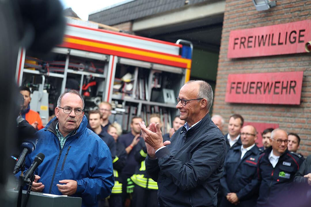 Bundeskanzler Merz besucht Waldbrandgebiet in H&uuml;rtgenwald