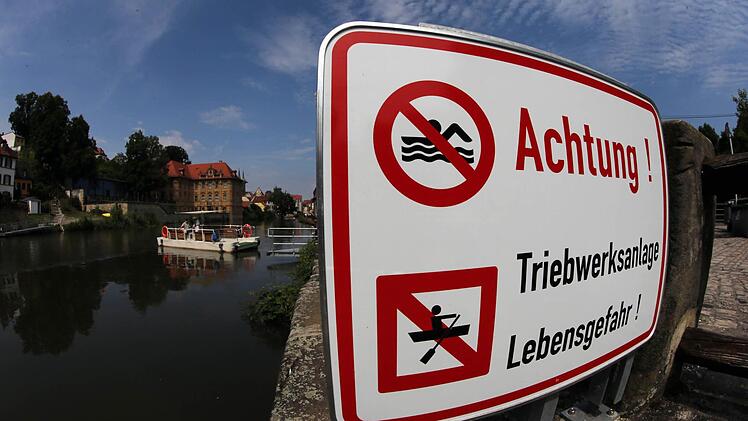 An der Schleuse 100 am Mühlwörth verbietet neuerdings dieses Schild Wassersport in der Regnitz. Foto: Matthias Hoch