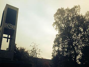 Dämmerung: Die verwaiste Kirche in Oberwildflecken wird bald Geschichte sein. Foto: Sebastian Schmitt-Mathea