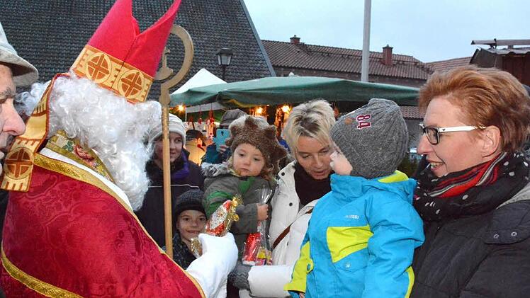 Der Nikolaus beschenkte die Kinder.