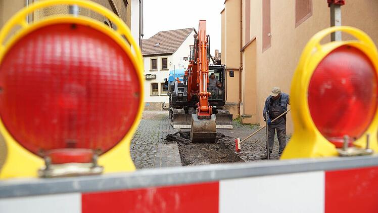 Ein Bagger gräbt die Spitalgasse auf. Foto: Arkadius Guzy