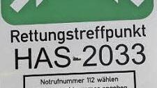 In den Wäldern neu aufgestellte Schilder an Rettungspunkten dienen dazu, im Fall eines Unfalls schnell und gezielt Hilfe holen zu können.