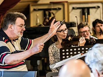 Intensiv bereitet sich das Orchester der "Musikfreunde Neustadt" unter Leitung von Hans Stähli auf sein Open-Air-Konzert am Sonntag (3. Juli) im Freibad vor.Foto: Jochen Berger