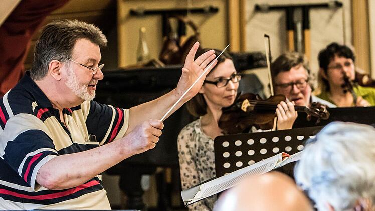 Intensiv bereitet sich das Orchester der "Musikfreunde Neustadt" unter Leitung von Hans Stähli auf sein Open-Air-Konzert am Sonntag (3. Juli) im Freibad vor.Foto: Jochen Berger