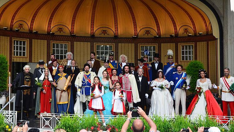 Die historischen Persönlichkeiten in der Konzertmuschel  Foto: Peter Rauch