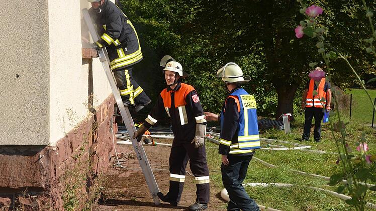Unter realistischen Bedingungen übten die Feuerwehren aus Bad Kissingen, sowie Aschach und Oberthulba den Ernstfall.  Foto: Peter Rauch