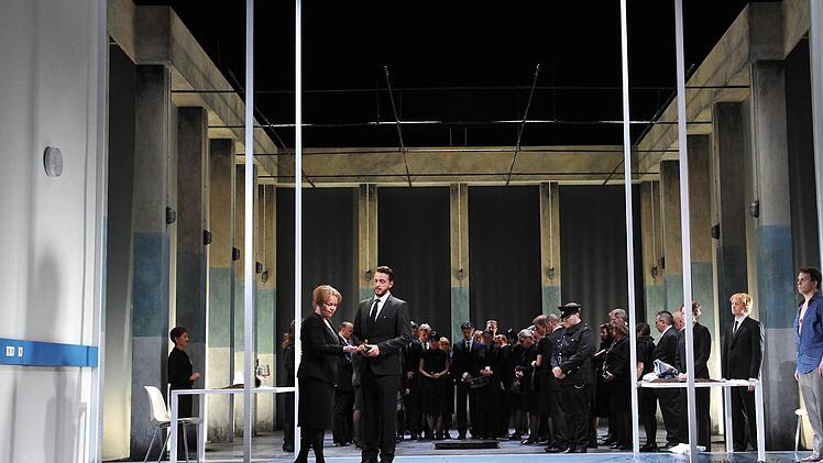 In der Neuinszenierung von Gast-Regisseur Rudolf Frey feierte Beethovens Oper "Fidelio" Premiere am Landestheater Coburg. Foto: Andrea Kremper