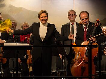 Die aus Kronacher Dirigentin Elke Burkert (M.) nimmt die Ovationen des Publikums entgegen. Foto: privat