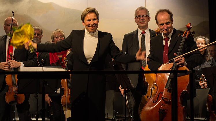 Die aus Kronacher Dirigentin Elke Burkert (M.) nimmt die Ovationen des Publikums entgegen. Foto: privat