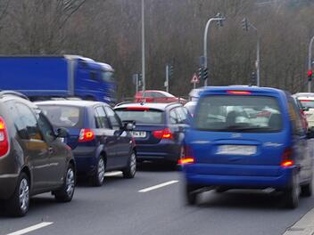 Der phasenweise sehr zähflüssige Verkehr auf der B 173 nach der Baumarkt-Eröffnung nervte Autofahrer und Stadtratsmitglieder. Foto: Marco Meißner