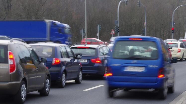 Der phasenweise sehr zähflüssige Verkehr auf der B 173 nach der Baumarkt-Eröffnung nervte Autofahrer und Stadtratsmitglieder. Foto: Marco Meißner