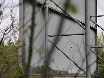 Dass das Geschoss ordentlich "Wumms" hatte, sieht man hier: Es hat das Verkehrsschild rückseitig bersten lassen. Fotos: Andreas Lösch