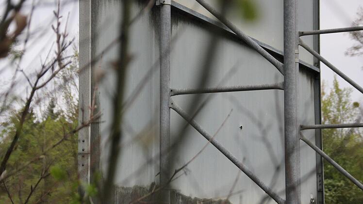 Dass das Geschoss ordentlich "Wumms" hatte, sieht man hier: Es hat das Verkehrsschild rückseitig bersten lassen. Fotos: Andreas Lösch
