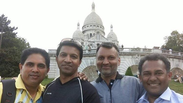 Martin Ninaparampil (rechts) mit seinen Priesterkollegen während ihrer Pilgerreise am Montmartre, Paris Foto: privat