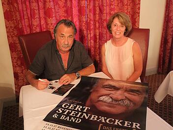 Für Doris Tröger wurde mit dem Treffen von Gert Steinbäcker in Bamberg ein Traum wahr. Der Sänger nahm sich Zeit und signierte auch seine aktuelle CD "Ja eh".  Foto: Michael Memmel