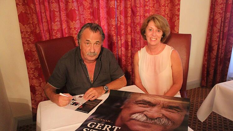 Für Doris Tröger wurde mit dem Treffen von Gert Steinbäcker in Bamberg ein Traum wahr. Der Sänger nahm sich Zeit und signierte auch seine aktuelle CD "Ja eh".  Foto: Michael Memmel