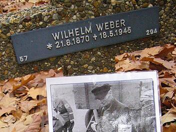 Das Grab von Wilhelm Weber. Das Bild hat der Fotograf dazugestellt. Foto: Paul Ziegler