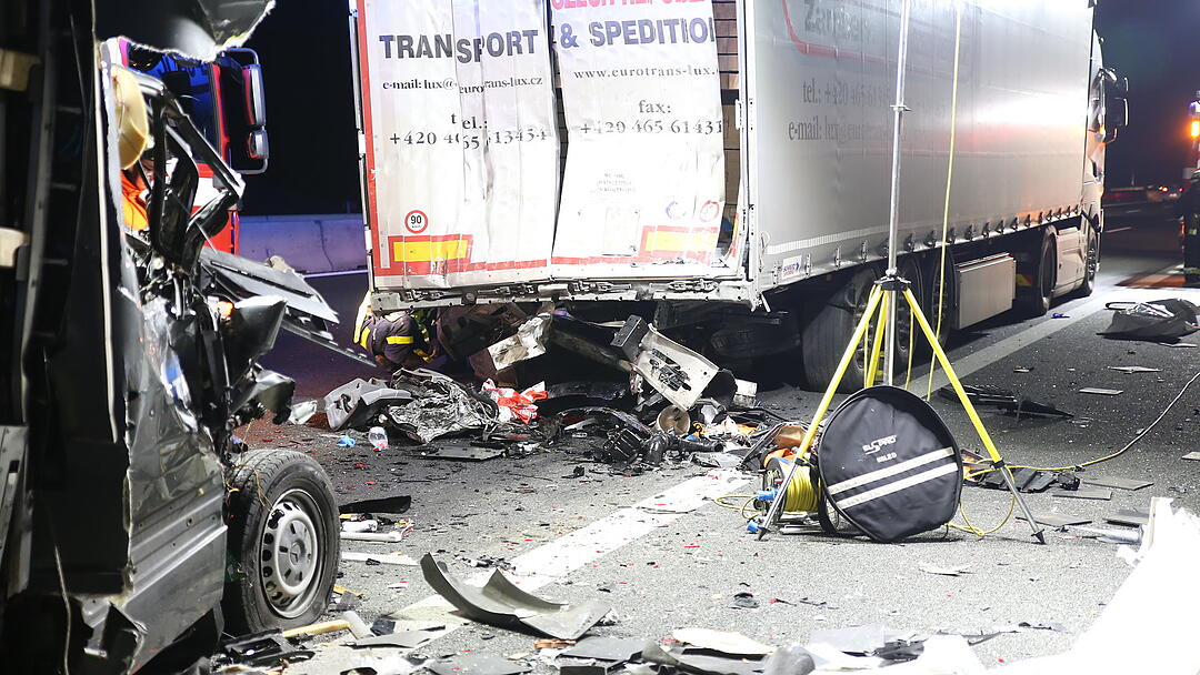 Kleintransporter rast in Lkw: Fahrer tödlich verletzt