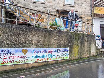 2010 zog Tom Sauer mit der Humanitären Hilfe in die Grüner Straße. Um das verwahrloste Haus wieder auf Vordermann zu bringen, benötigte es sechs schweißtreibende Monte Renovierungsarbeit - und 80 Liter Essig, um den Schimmel aus den Wänden zu bekommen. Foto: Marian Hamacher