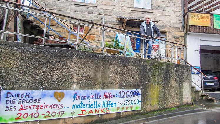 2010 zog Tom Sauer mit der Humanitären Hilfe in die Grüner Straße. Um das verwahrloste Haus wieder auf Vordermann zu bringen, benötigte es sechs schweißtreibende Monte Renovierungsarbeit - und 80 Liter Essig, um den Schimmel aus den Wänden zu bekommen. Foto: Marian Hamacher
