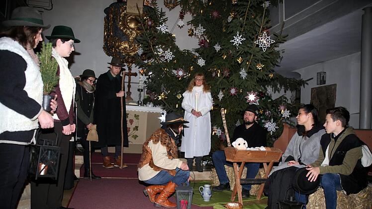Ein Krippenspiel von Erwachsenen präsentierte am Heiligen Abend die Kirchengemeinde Heilgersdorf. Hier gratulieren die Hirten Maria (Eva Lotte Braunreuther) und Josef (Ullrich Schmidt) zum neugeborenen Jesuskind. Foto: Bettina Knauth