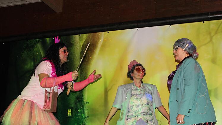 Hatten die Lacher auf ihrer Seite: Die Knetzgauer Urgesteine Ute Schuler und Inge Reugels alias "Gustl und Mari", die Unterstützung von der "Fee" Jürgen Schmauser (links) bekamen.Christiane Reuther