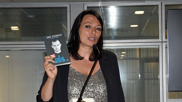 Stefanie Schleicher von der Buchhandlung "Osiander" brachte bei der Eröffnung des 2. Literaturfestivals Haßfurt in der Sparkassengalerie in Haßfurt den Gästen die einzelnen Autoren des Literaturfestivals Haßfurt näher.