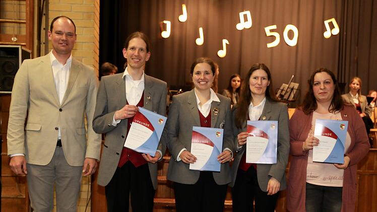 Ehrennadel in Gold für 30 Jahre aktives Musizieren (von links):   Mario Hugo vom Nordbayerischen Musikbund (NBMB), Stefan Ammersbach, Silvia Freibott, Corina Ammersbach und Carolin Hippler. Foto: Heiko Grappendorf.