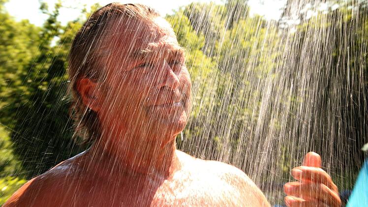 Wer kann, sucht zurzeit ein Freibad auf.  Josef Hofbauer