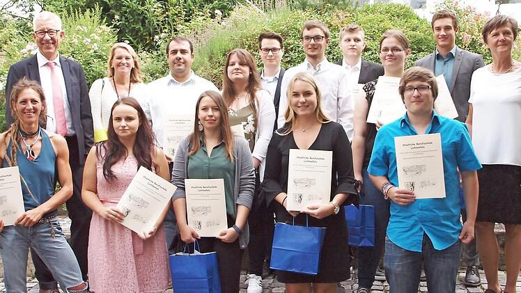 Schulleiter Hans-Jürgen Lichy und die Zweite Bürgermeisterin Sabine Rießner (hinten v. li.) sowie die stellvertretende Vorsitzende des Fördervereins, Ina Kober-Naumann (rechts), beglückwünschten die mit Preisen ausgezeichneten Schüler. Foto: Alfred Thieret