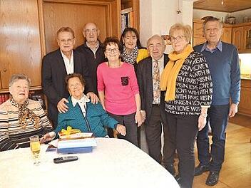Gratulation zum 102. Geburtstag von Rosa Thron (sitzend rechts) in Neuses, der ältesten Einwohnerin der Stadt Kronach. Mit im Bild von links stehend Bürgermeister Wolfgang Beiergrößlein, Schwiegersohn Siegfried Reinhard, Tochter Gisela Reinhard, Heinz Hausmann (stehend fünfter von links) im Kreis weiterer Gratulanten.  Foto: K.- H. Hofmann