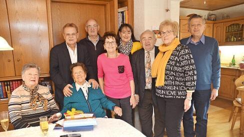 Gratulation zum 102. Geburtstag von Rosa Thron (sitzend rechts) in Neuses, der ältesten Einwohnerin der Stadt Kronach. Mit im Bild von links stehend Bürgermeister Wolfgang Beiergrößlein, Schwiegersohn Siegfried Reinhard, Tochter Gisela Reinhard, Heinz Hausmann (stehend fünfter von links) im Kreis weiterer Gratulanten.  Foto: K.- H. Hofmann