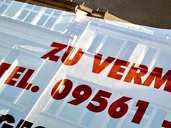 Zu vermieten: Solche Hinweise sind derzeit an vielen Immobilien in der Coburger Altstadt zu entdecken.Foto: Jochen Berger
